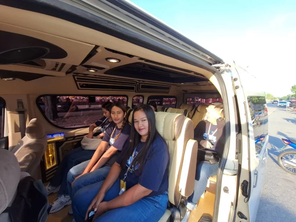 เช่ารถตู้พร้อมคนขับร่มเกล้า