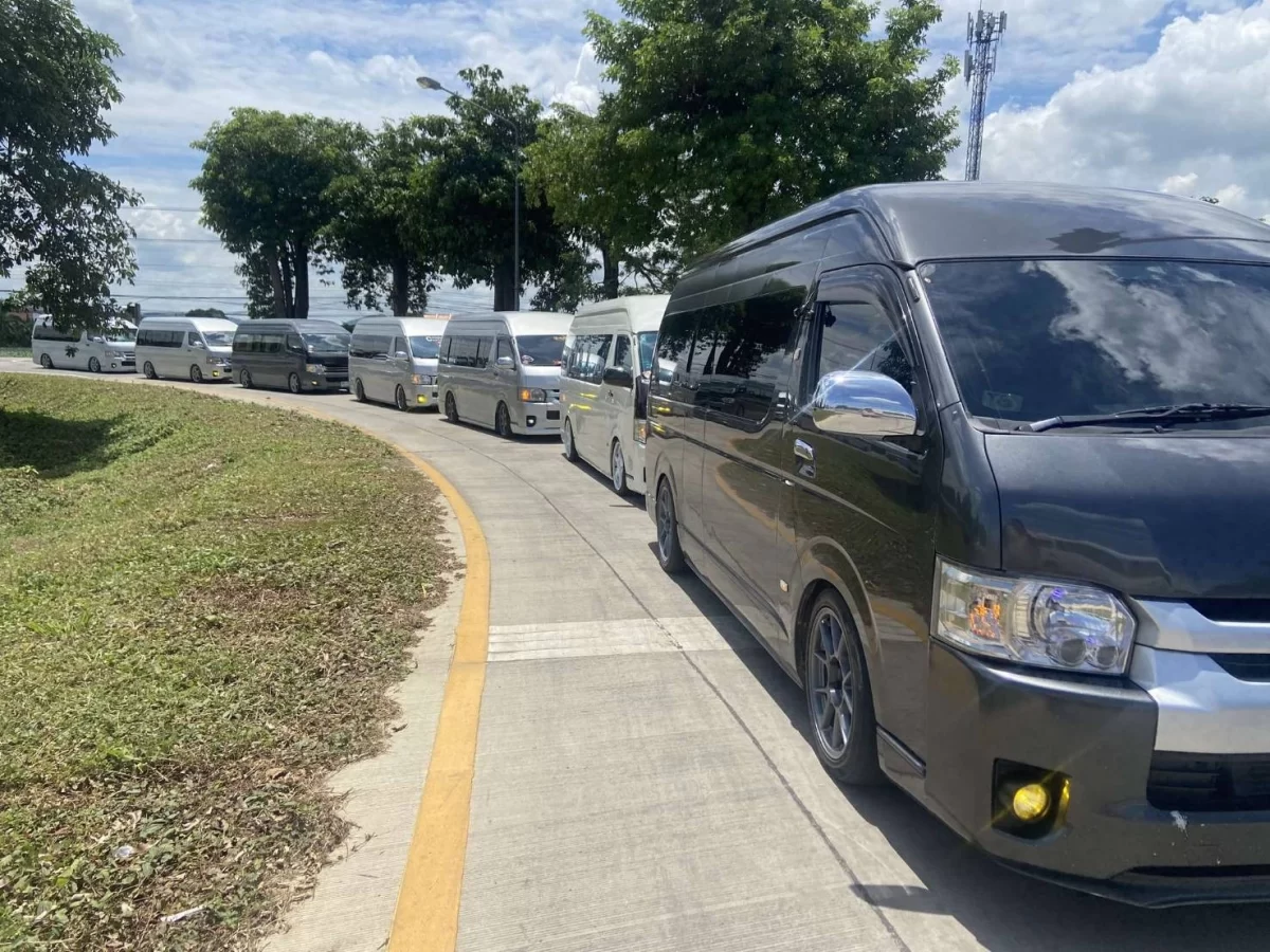 เช่ารถตู้พร้อมคนขับนาเกลือ